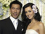 Известный таиландский теннисист Парадорн Сичапан и "Мисс Вселенная-2005" Наталья Глебова, несколько месяцев назад объявившие о помолвке, в четверг сочетались браком в одном из отелей Бангкока