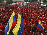 Чавес утверждает, что намеченные перемены вернут власть народу, но критики обвиняют его в захвате власти.     