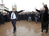 Кадыров сам контролировал ход голосования в Чечне. Итог: практически 100% явки и все за "Единую Россию" Кадыров сам контролировал ход голосования в Чечне. Итог: практически 100% явки и все за "Единую Россию"