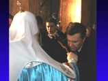 Во время панихиды по жертвам голодомора в Софийском соборе Киева премьер-министр Украины поцеловал крест, который подал ему глава самопровозглашенного Киевского Патриархата Филарет Во время панихиды по жертвам голодомора в Софийском соборе Киева премьер-министр Украины поцеловал крест, который подал ему глава самопровозглашенного Киевского Патриархата Филарет