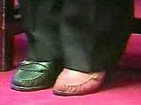 Она пришла на официальное мероприятие в туфлях разного цвета: один был розовый, а другой зеленый