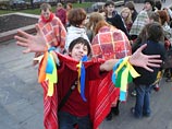 Акция нового молодежного движения "Мишки", основанного прокремлевскими активистами, пройдет параллельно митингу более старших "Наших" в центре Москвы