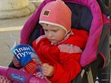 Маленькие "Мишки" сразу решили попросить президента Владимира Путина возглавить движение, а за все уже сделанное благодарят его калькой с лозунгов времен Иосифа Сталина: "Спасибо Путину за наше стабильное будущее" Маленькие "Мишки" сразу решили попросить президента Владимира Путина возглавить движение, а за все уже сделанное благодарят его калькой с лозунгов времен Иосифа Сталина: "Спасибо Путину за наше стабильное будущее"