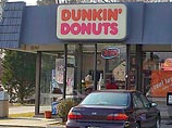 Грабитель зашел в помещение одного из ресторанов сети быстрого питания Dunkin' Donuts и заказал пирожное