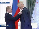 Больной Абдулов получил госнаграду из рук Владимира Путина Больной Абдулов получил госнаграду из рук Владимира Путина