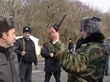 На причастность к убийству проверяется ряд лиц, а также ведется поиск оружия, которое было похищено у убитого милиционера На причастность к убийству проверяется ряд лиц, а также ведется поиск оружия, которое было похищено у убитого милиционера