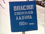 Транскавказскую магистраль завалило лавинами - видимость нулевая Транскавказскую магистраль завалило лавинами - видимость нулевая