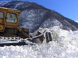 Транскавказскую магистраль завалило лавинами - видимость нулевая Транскавказскую магистраль завалило лавинами - видимость нулевая