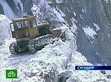 Две снежных лавины заблокировали на Транскаме десяток автомобилей