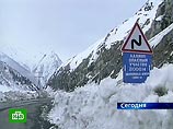 Две снежных лавины заблокировали на Транскаме десяток автомобилей Две снежных лавины заблокировали на Транскаме десяток автомобилей