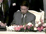 Как сообщает ТВ, Мушарраф только что подписал документ о прекращении действия ЧП в Пакистане.