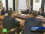 Путин впервые нарушил регламент совещания правительства, встал с кресла и пошел к обозревателю НТВ