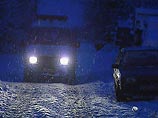 Женщину вместе с примерзшим фрагментом шлагбаума передали бригаде "скорой помощи". Медики экстренно эвакуировали больную в лечебное учреждение. Женщину вместе с примерзшим фрагментом шлагбаума передали бригаде "скорой помощи". Медики экстренно эвакуировали больную в лечебное учреждение.