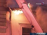 Как сообщил начальник управления информации столичного МЧС Евгений Бобылев, сигнал о возгорании двухэтажного административного здания, которое расположено в ряду плотно примыкающих друг к другу строений, поступил в 3:22 утра 