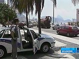 В Рио-де-Жанейро полиция схватила 15-летнего подростка, который грабил автомобили. Преступник оказался заблокированным в салоне одного из них.
