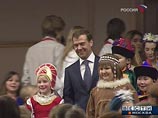 В фойе дворца Медведева встречали несколько десятков ребят из Воронежа, Бурятии, Камчатки, Нового Уренгоя и других российских регионов