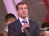 Медведев, с детства мечтавший попасть в Кремль, впервые побывал на Новогодней елке
Медведев, с детства мечтавший попасть в Кремль, впервые побывал на Новогодней елке