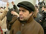 На состоявшемся в четверг судебном заседании известный российский писатель-сатирик Виктор Шендерович был освобожден от административной ответственности за проведение "незаконного пикета"