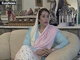 В момент, когда террорист-смертник привел в действие взрывное устройство, председатель Пакистанской народной партии находилась в своем джипе, оборудованном люком, через который она выглянула, чтобы поприветствовать своих сторонников
