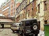 Дежурные будут обращать особое внимание на проверку бесхозных и припаркованных возле домов и зданий автомашин. Жилых домов в Москве около 30 тысяч