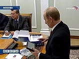 Путину на заседании Совбеза показали устройство  GРS  системы  ГЛОНАСС, поступившее в продажу