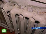 Сотрудники коммунальных и спасательных служб пытаются ликвидировать аварии, оставившие без тепла свыше четырехсот жителей двух населенных пунктов Якутии
