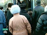 При пользовании городским общественным транспортом в "час пик", на рынках, вокзалах и других местах массового скопления людей старайтесь поддерживать рукой сумочку и держать ее перед собой При пользовании городским общественным транспортом в "час пик", на рынках, вокзалах и других местах массового скопления людей старайтесь поддерживать рукой сумочку и держать ее перед собой