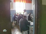 В Нижегородской психоневрологической больнице елка по традиции устанавливается на потолке В Нижегородской психоневрологической больнице елка по традиции устанавливается на потолке