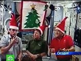 Как и миллионы землян, космонавты встретили православное Рождество, как и Новый год, около наряженной елочки. Правда, дерево, как в сказке про Буратино, нарисовано на холсте и закреплено на стене служебного модуля "Звезда". Еще одна маленькая - 40-сантиме