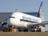 Крупнейший в мире пассажирский авиалайнер А380 компании Singapore Airlines с 446 пассажирами на борту не смог вылететь по маршруту Сингапур-Сидней после того, как во время выкатки от него вдруг отсоединился аэродромный тягач, и 280-тонный гигант скатился Крупнейший в мире пассажирский авиалайнер А380 компании Singapore Airlines с 446 пассажирами на борту не смог вылететь по маршруту Сингапур-Сидней после того, как во время выкатки от него вдруг отсоединился аэродромный тягач, и 280-тонный гигант скатился