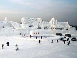 Скульптура была создана из снежных и ледяных кубических блоков со стороной 4,5 метра, взятых из находящейся рядом реки Сунхуа