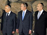 Во время посещения музея, длившегося около часа, в глазах Буша, надевшего кипу, стояли слезы