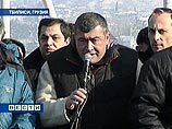 Гачечиладзе назвал Саакашвили "нелегитимным президентом" и призвал "международное сообщество и Запад не поддерживать Сакашвили, которому большинство населения Грузии выразило недоверие"