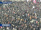 По данным оппозиции, митинг в Тбилиси собрал уже 80 тысяч человек По данным оппозиции, митинг в Тбилиси собрал уже 80 тысяч человек
