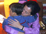 Освобожденная в Колумбии заложница Клара Рохас в воскресенье встретилась с сыном Эммануэлем, с которым ее разлучили три года назад во время пребывания в плену у повстанцев