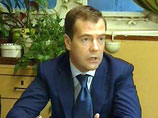 Ведущий "Времени" Петр Толстой объявив об этом, перешел ко второму, однако вместо Пугачевой назвал фамилию Медведева