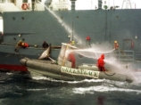 Японские китобои взяли в заложники двух экологов организации "Си шеперд"