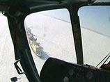 С зажатых льдами судов в Охотском море вертолет МЧС снял  6 из 14 человек

