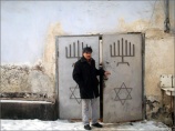 Единственная примета, свидетельствующая о былой значимости еврейской синагоги, - шестиконечная звезда на воротах