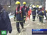 Британским спасателям пришлось эвакуировать сотни людей после обрушившихся на Великобританию наводнений