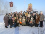 Участники самого длинного в мире крестного хода - из Владивостока в Москву - после непродолжительного отдыха вышли сегодня с иконами и хоругвями из Новосибирска и продолжили путь в сторону Омска