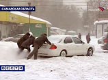 По данным администрации Самары, за сутки в городе выпало рекордное количество снега