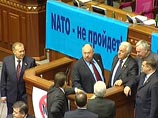 Фракция Партии регионов Украины разблокировала президиум и трибуну парламента и сняла антинатовские плакаты в сессионном зале