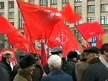 В центре Москвы в субботу начался митинг сторонников компартии. В митинге в Новопушкинском сквере принимают участие около 600 человек. Они держат в руках красные флаги с серпом и молотом, эмблемой КПРФ