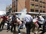Столкновения начались в четверг в городе Накуру провинции Рифт-Валли между представителями племен луо и календжин, поддерживающими лидера оппозиции Раилу Одингу, и этнической народности кикуйю, откуда родом президент Мваи Кибаки
