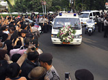 Утром тело экс-президента перевезли из столицы Индонезии Джакарты к месту захоронения в Соло (Ява)
