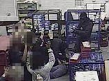 После этого грабители связали и в течение шести часов удерживали в помещении управляющего Колина Диксона, его жену Линн и их ребенка, а также 14 сотрудников хранилища, пока сами выносили мешки с наличными деньгами и сгружали их в грузовик После этого грабители связали и в течение шести часов удерживали в помещении управляющего Колина Диксона, его жену Линн и их ребенка, а также 14 сотрудников хранилища, пока сами выносили мешки с наличными деньгами и сгружали их в грузовик