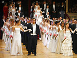 Под знаком предстоящего в Австрии чемпионата Европы по футболу "Евро-2008" в Вене в ночь на пятницу состоялся всемирно известный Оперный бал, гостями которого стали более 5 тысяч человек