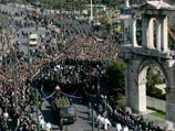 На протяжении нескольких километров пути кортеж встречали десятки тысяч людей, пришедших проститься с архиепископом На протяжении нескольких километров пути кортеж встречали десятки тысяч людей, пришедших проститься с архиепископом