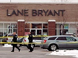 Американская полиция продолжает поиски неизвестного бандита, который расстрелял 6 женщин в торговом центре в минувший уик-энд